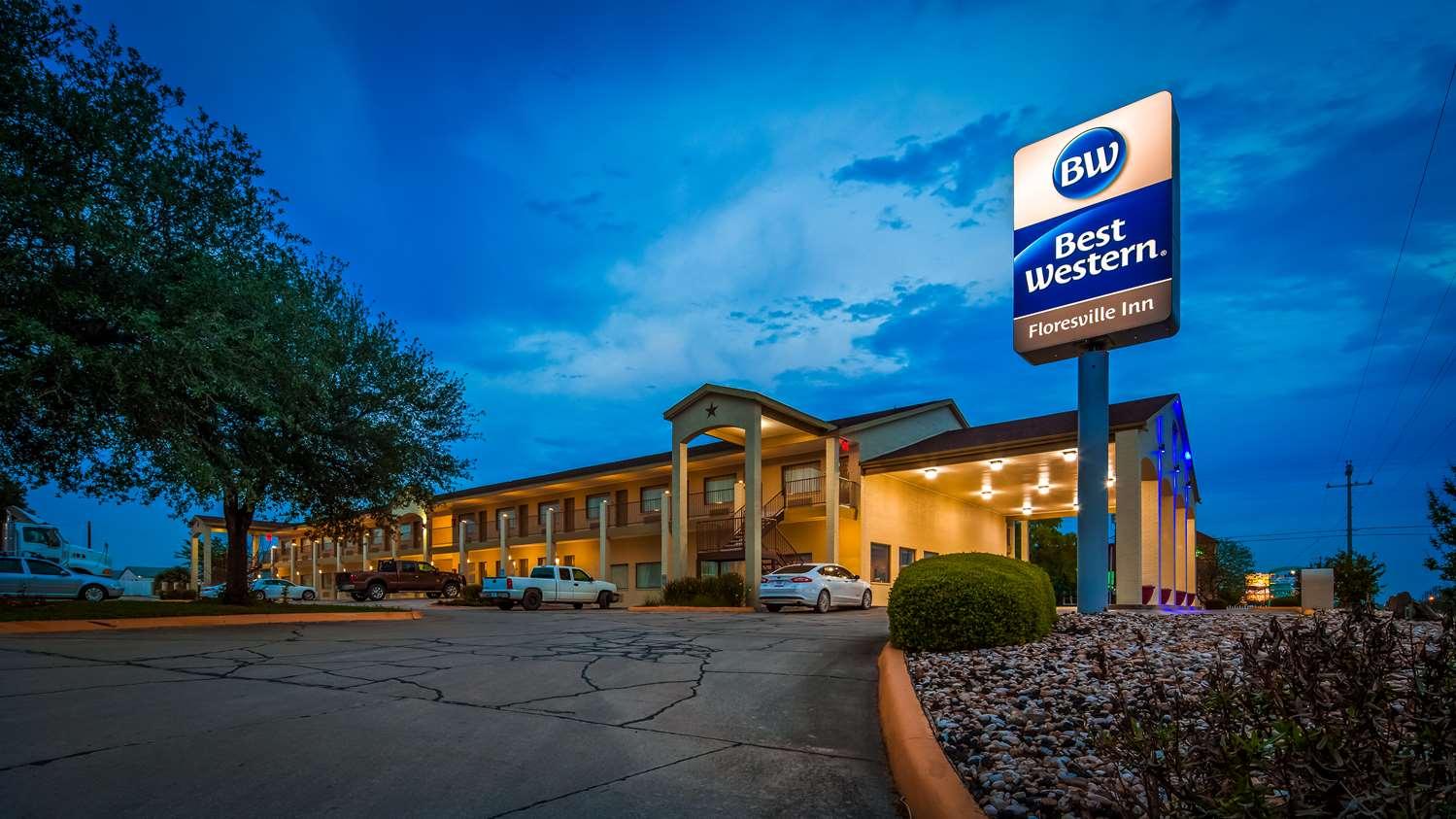 Surestay Hotel By Best Western Floresville Extérieur photo