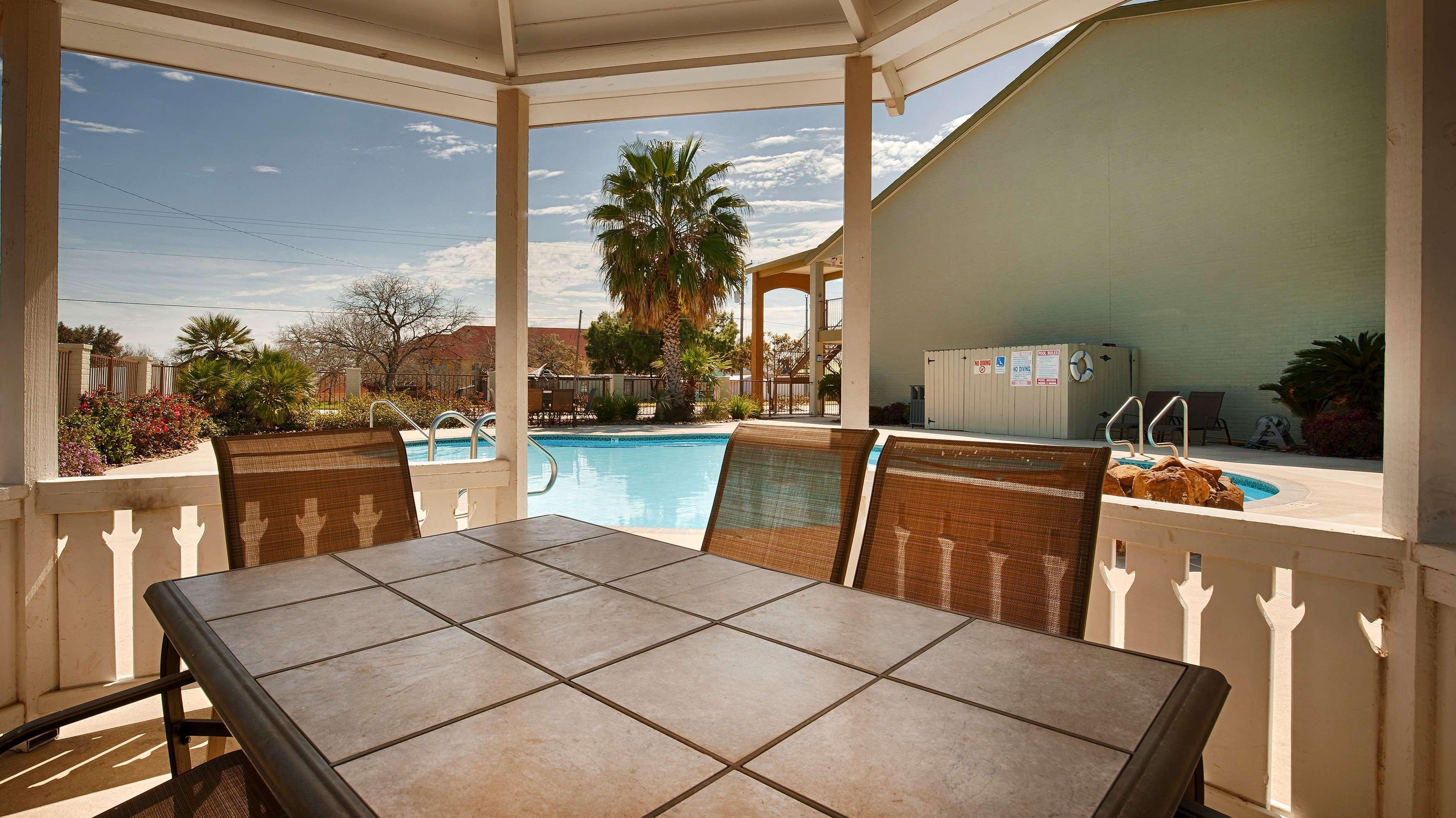 Surestay Hotel By Best Western Floresville Extérieur photo